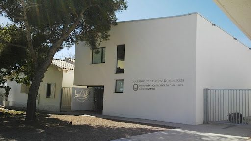 Fotografía de la entrada del Laboratorio de Aplicaciones Bioacústicas