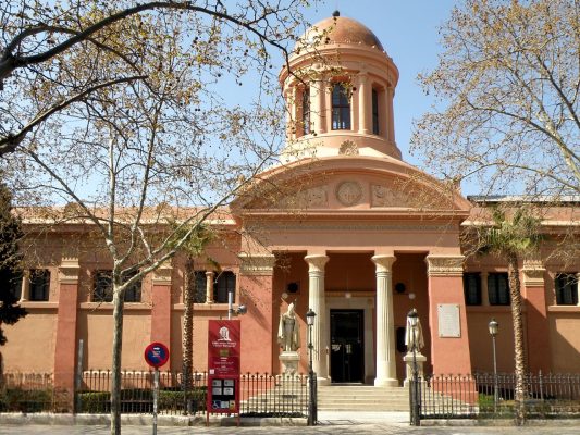 Fotografía de la fachada de entrada a la Biblioteca Museo Víctor Balaguer
