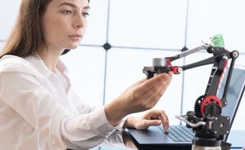 ing de diseño rediseñando un robot con el ordenador, en el ambito del diseño industrial