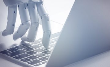 mà d'un robot entrenat en assignatures del màster a ia, operant un ordinador
