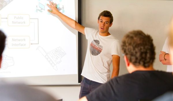 Alumno presentado un trabajo de diseño en clase