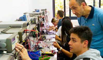 Profesor impartiendo clase en Laboratorio de electronica de grados universitarios