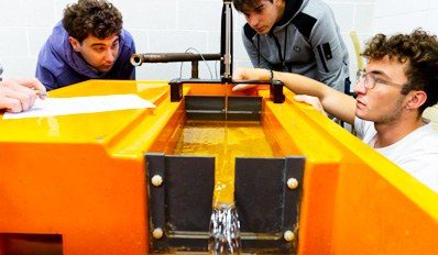 Estudiantes de ciencias del mar realizando prácticas de hidrodinámica