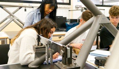 Alumnos en laboratorio de mecánica