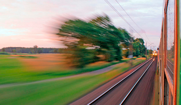 Imagen desde la ventana de un tren en movimiento