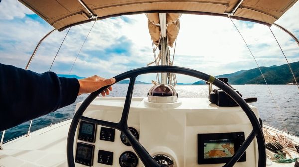 Puente de mando de un barco para realizar salidas al mar y realizar prácticas