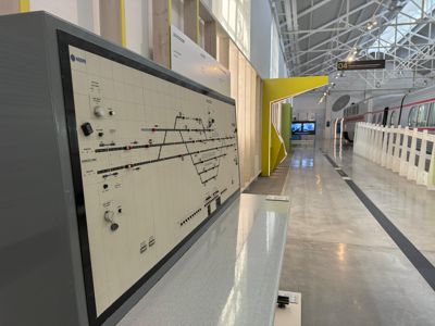 Activitat per a Batxillerat: Enginyeria Ferroviària – Professió de Futur. Fotografia de un antic quadre de control d'una estació de tren